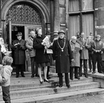 850771 Afbeelding van burgemeester jhr. mr. C.J.A. de Ranitz en zijn echtgenote A.M. de Ranitz-de Brauw op het bordes ...